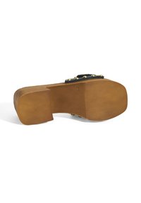 Bruine houten platformzool met een vierkante vorm. Bovenkant heeft zwarte banden versierd met gouden studs, wat een gestructureerd ontwerp benadrukt.