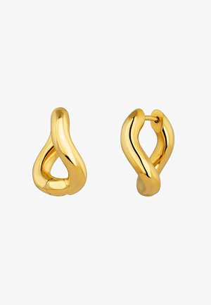 Pendientes en tono dorado con un diseño de lágrima torcida que presenta un acabado pulido y un pequeño cierre tipo poste. Textura suave, sin acentos adicionales.