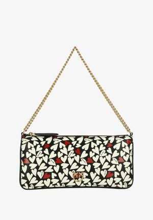 Sac à main rectangulaire noir avec motifs de cœurs blancs et rouges et bandoulière en chaîne dorée, avec un fermoir doré orné de détails décoratifs.