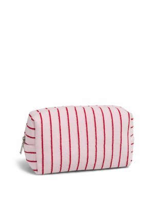 Pochette rectangulaire en tissu rose doux avec des rayures rouges verticales et une fermeture éclair argentée à une extrémité, sur fond blanc.
