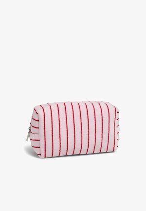 Pochette rectangulaire en tissu rose doux avec des rayures rouges verticales et une fermeture éclair argentée à une extrémité, sur fond blanc.