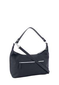 Schwarze Schultertasche mit verstellbarem Tragegurt, Vorderreißverschlussfach und silberfarbenen Beschlägen, vor einem schlichten weißen Hintergrund.