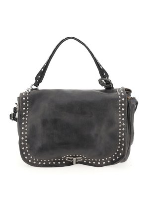 Čierna kožená kabelka so striebornými hrotmi po okrajoch, jedným horným rukoväťou a predným zapínaním na sponu.