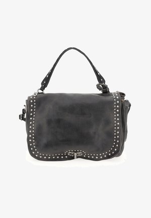 Czarna skórzana torebka z srebrnymi ćwiekami wzdłuż krawędzi, pojedynczym uchwytem na górze i zapięciem na zatrzask z przodu.