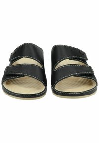Sorte slide-sandaler med buede stropper, tekstureret læderoverdel og polstret beige indersål. Har kontrasterende hvid syning og åben tå.