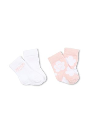 Ensemble de deux paires de chaussettes pour tout-petits : une paire blanche avec le logo 'KENZO PARIS' et une paire rose clair avec un motif floral blanc. Tissu doux en mélange de coton.