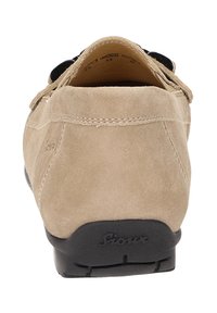 Beige Wildlederschuh mit abgerundetem Schaft, schwarzer Gummisohle und gestickten Details. Hat ein niedriges Profil und ein schlichtes Design.