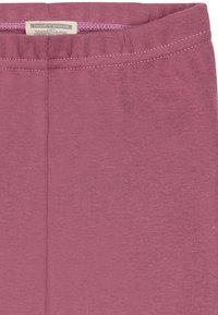 Pantaloni di cotone fucsia con vita elastica, caratterizzati da una texture morbida e da dettagli di cucitura minimi per comfort e flessibilità.