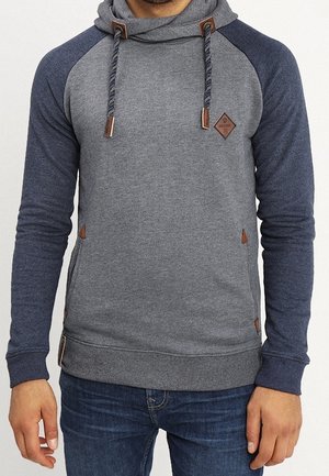 Sudadera con capucha gris y azul con cordón, que presenta detalles en cuero, puños acanalados y bolsillos laterales. Textura suave, diseño casual.