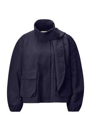 Temno mornarsko modra jakna z visokim ovratnikom in pripetim šalom, dolgimi rokavi z elastičnimi manšetami ter dvema velikima žepoma z zankenama spredaj.