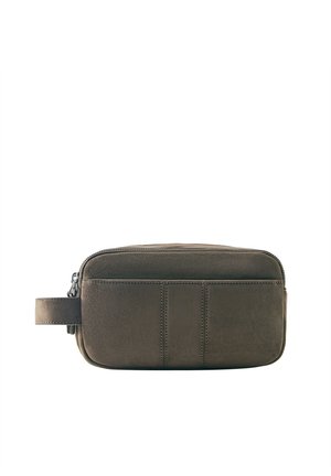 Pochette rectangulaire en cuir marron avec fermeture éclair et anse latérale, présentée sur fond blanc.