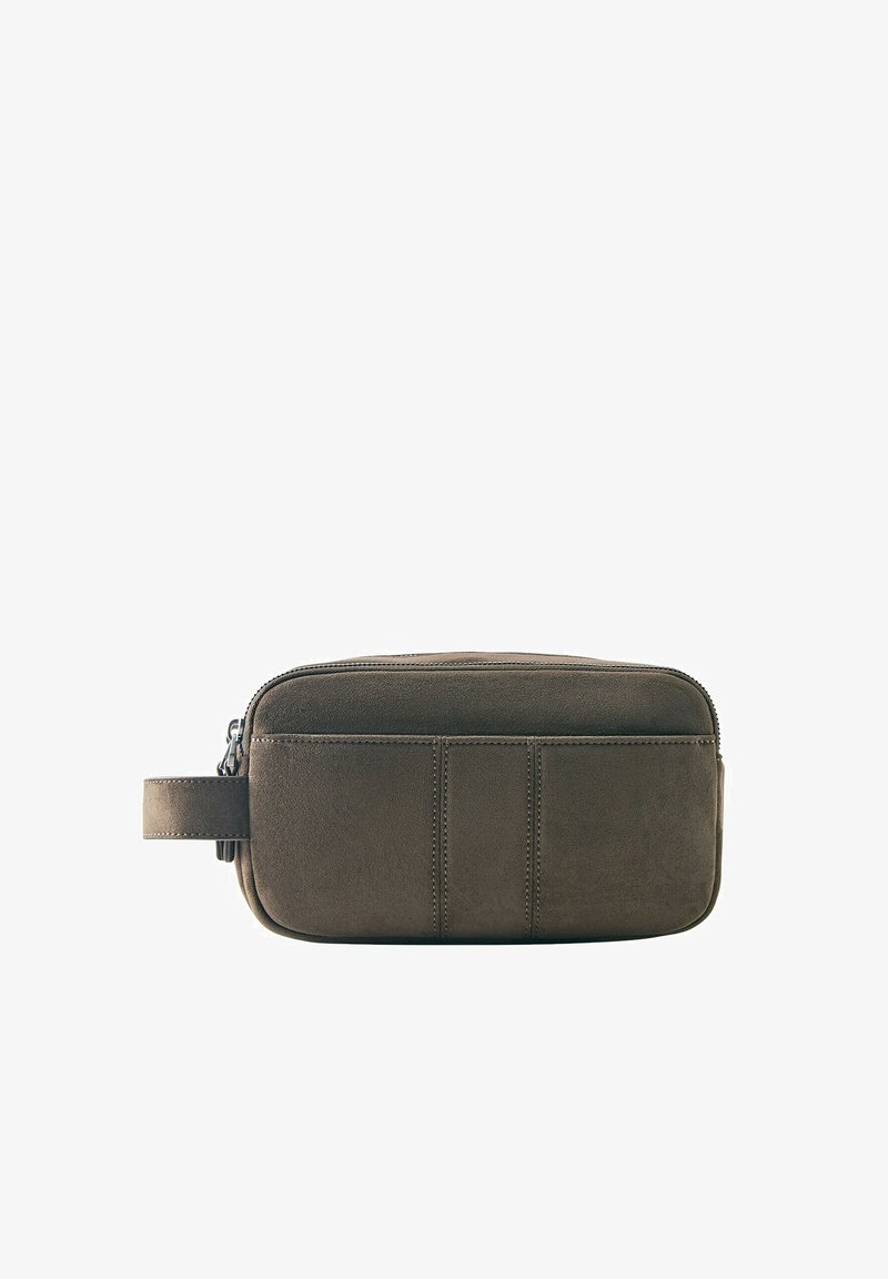Pochette rectangulaire en cuir marron avec fermeture éclair et anse latérale, présentée sur fond blanc.