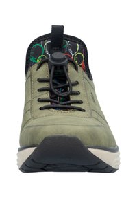 Chaussure en daim verte avec doublure à motifs noirs et colorés. Dotée d'une semelle flexible et d'un mécanisme de laçage rapide à la languette.