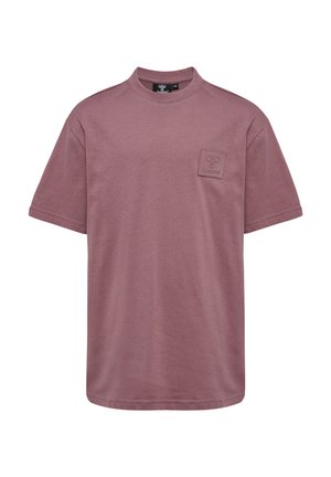 Lilla kortærmet bomulds T-shirt med rund hals og lille firkantet logo på venstre bryst.