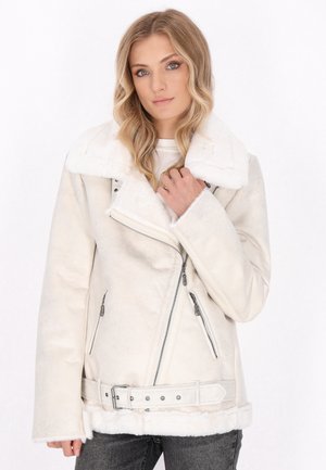 Jachetă de motociclist din faină albă căptușită cu blană, cu guler lat, închidere cu fermoar, buzunare laterale și talie cu curea. Textură moale și formă structurată.