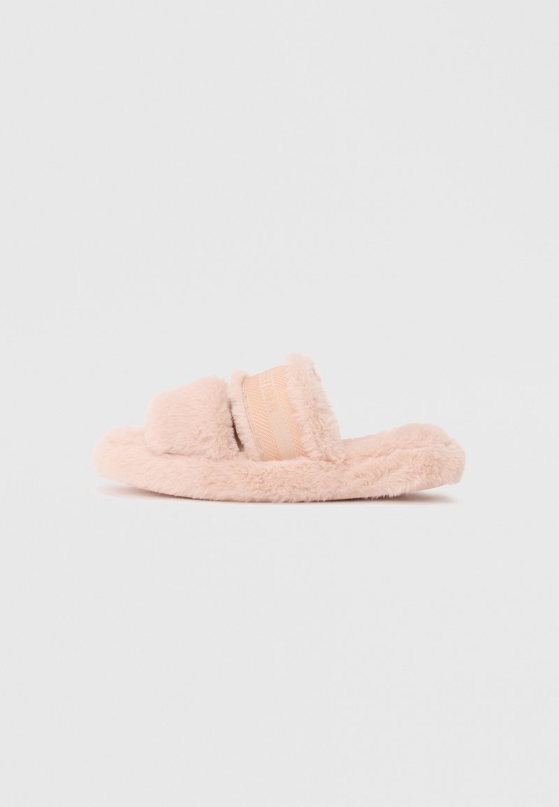 Fuzzy lyserøde slippers med en kontureret form, der har en blød overdel og en bred detailbånd. Teksturen er plysch og komfortabel.