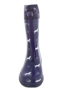 Botte de pluie en caoutchouc violet avec un haut montant, ornée de motifs de chevaux blancs et de fer à cheval, et d'une fermeture à cordon en haut.