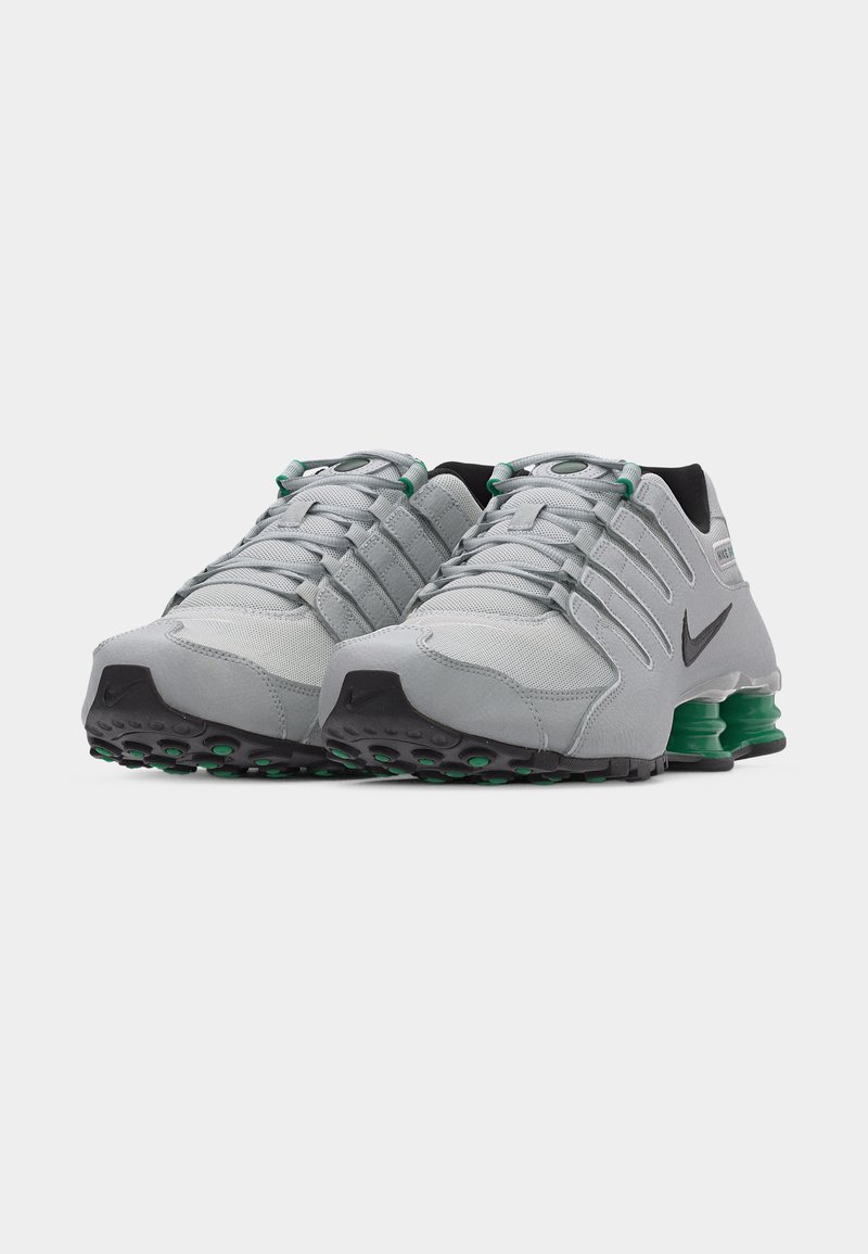 Nike Sportswear SHOX NZ - Tenisky - grey fog/black/stadium green/fir/light pumice
