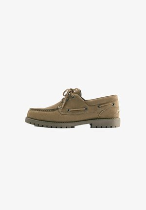 Chaussure bateau en daim marron à lacets avec détails cousus et semelle en caoutchouc, vue de profil sur fond blanc.