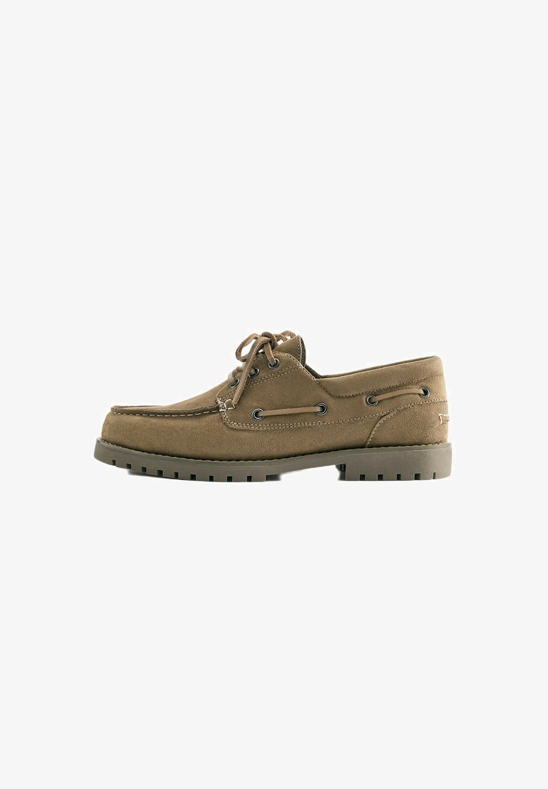 Chaussure bateau en daim marron à lacets avec détails cousus et semelle en caoutchouc, vue de profil sur fond blanc.