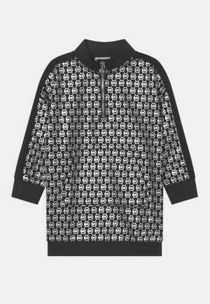 Pullover nero con zip, con un motivo grafico di loghi alternati in argento e nero sulla parte anteriore, caratterizzato da un colletto alto e tessuto strutturato.