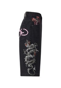 Shorts de mezclilla negra con intrincados bordados de dragón en gris y rojo en el costado, gráfico rosa en el bolsillo trasero y un ojal para cinturón.