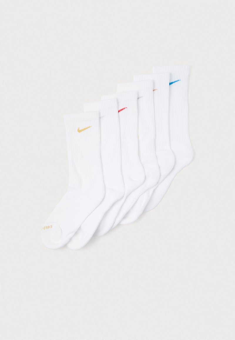 Nike-puuvillaclassesukat valkoisina, joissa on uurretekstuuri ja värisiä logoja (keltainen, punainen, sininen, harmaa) sukan yläosassa.
