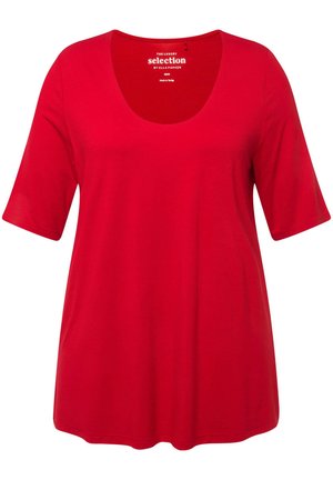 Červené tričko s krátkým rukávem a širokým výstřihem, vyrobené z měkké látky, s volným střihem a hladkou texturou. Bez vzorů nebo akcentů.