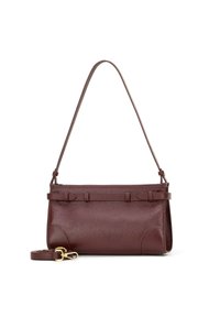 Leren handtas in donker bordeaux met een gerafeld textuur, voorzien van een enkele schouderriem en een slanke, rechthoekige vorm. Inclusief gouden hardware accenten.