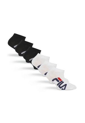 Zes paar enkelsokken in zwart en wit, drie van elke kleur, met op de witte sokken een FILA-logo in blauw en rood.