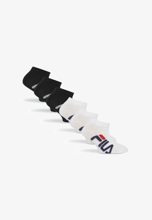 Sechs Paar Knöchelsocken in Schwarz und Weiß, je drei von jeder Farbe, wobei die weißen Socken ein FILA-Logo in Blau und Rot haben.