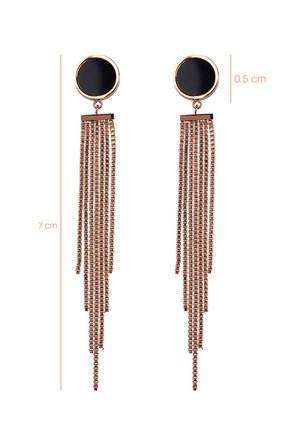 Boucles d’oreilles à pompons en chaîne couleur or avec des clous ronds noirs, chacune mesurant 7 cm de long et 0,5 cm de large.