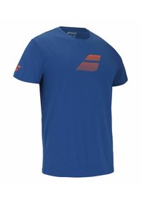 Camiseta de algodón azul con cuello redondo, que presenta un diseño de rayas rojas en el lado izquierdo del pecho y un detalle en la manga.
