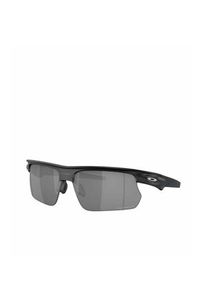 Sportsonnenbrille mit mattem schwarzen Rahmen, grauen Gläsern, ergonomischer Form und verstellbaren Nasenpolstern. Mit ovalem Logoakzent an den Seiten.