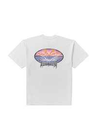 Camiseta de algodón blanca con un diseño gráfico colorido en forma ovalada. El diseño incluye olas en rosa, naranja y azul con texto negro.