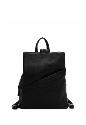 Un sac à dos en cuir noir présentant une finition texturée, un design angulaire, une poignée supérieure et des bretelles ajustables, avec une poche latérale zippée.
