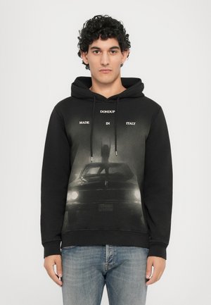 Felpa nera con cappuccio caratterizzata da una grande stampa grafica di un'auto e una figura, con il testo "DONDUC MADE IN ITALY" in bianco. Il tessuto è morbido e texture.