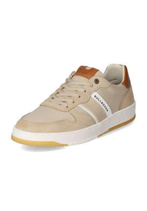 Beiger Sneaker mit niedrigem Schaft und strukturierten Einsätzen, weiße Sohle, braune Akzente an Ferse und Zunge, Schnürsenkel und „BULLBOXER“-Markenlogo an der Seite.