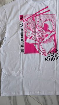 Fehér póló pink grafikával, rajta egy elviteles doboz, tésztával és pálcikákkal, valamint a következő szöveggel: "Merülj el a finomságokban, küldj tésztát."