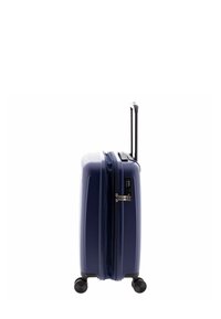 Valigia rigida blu navy con superficie testurizzata, manico telescopico, lucchetto a combinazione e quattro ruote nere per la mobilità.