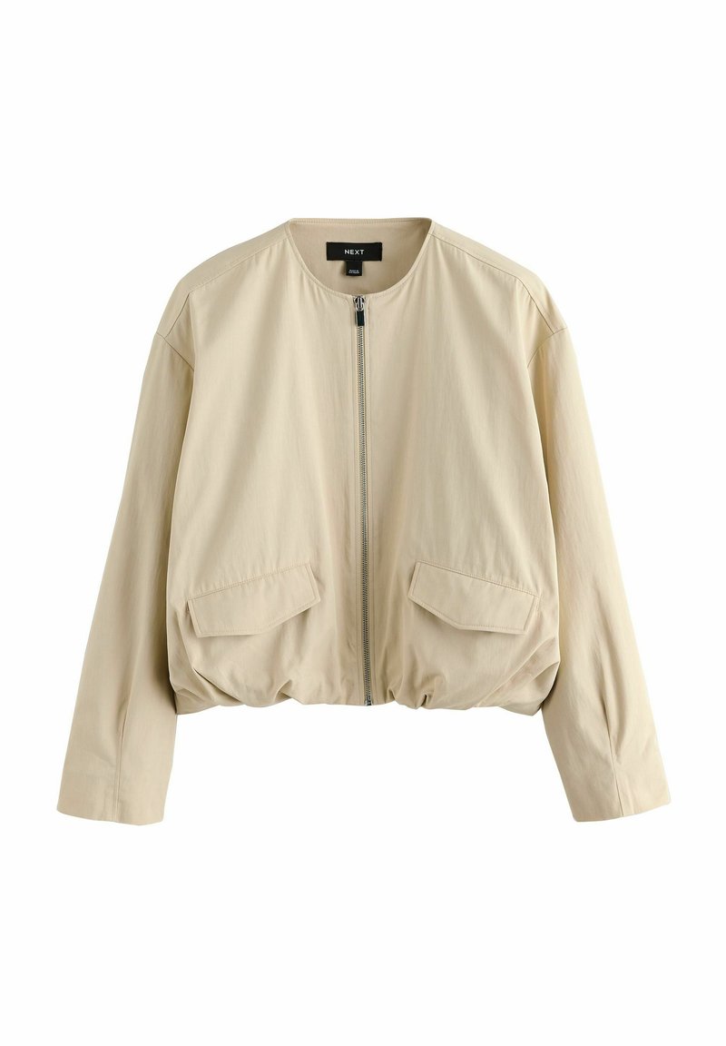 Giacca corta beige realizzata in tessuto leggero, con collo rotondo, zip frontale e due tasche a patta sul davanti.