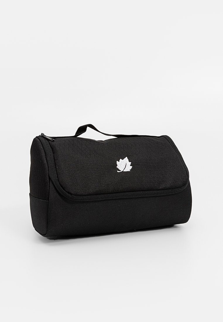 Borsa a tracolla rettangolare nera con tessuto texturizzato, chiusura con zip e un piccolo logo a foglia bianca sul davanti. Presenta una maniglia superiore per un facile trasporto.