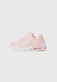 Sneaker rosa chiaro con tomaia in pelle liscia, dettagli perforati, suola intermedia bianca e controtiro rosa con aperture per l'aria. Chiusura con strap in velcro.