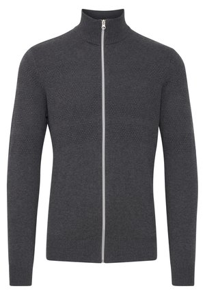 Tummanharmaa vetoketjuhuppari, jossa on ribbatut kaulus, teksturoitu vartalo ja pitkät hihat. Varustettu hopeisella vetoketjulla ja ribbadut hihansuut.