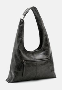 Borsa hobo in pelle nera con una texture liscia, parte superiore curva e tasca laterale con zip. Presenta una tracolla larga per il trasporto.