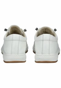 Sneaker in pelle bianca con profilo basso, suole in gomma testurizzata e dettagli di cucitura sottili. Presenta una fodera morbida e due anelli decorativi.