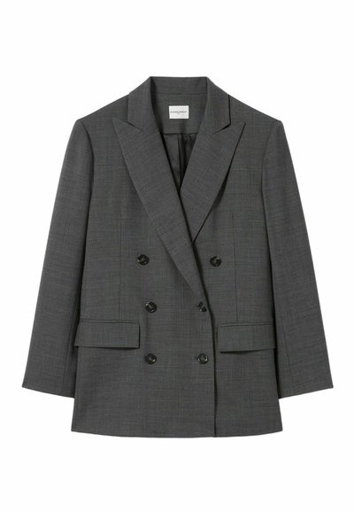 Blazer grigio doppiopetto realizzato in tessuto testurizzato con ampi rever, due tasche frontali e bottoni neri, caratterizzato da una forma su misura.