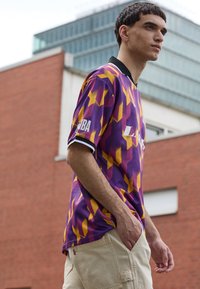 New Era NBA LOS ANGELES LAKERS FOOTBALL TEE - T-shirt imprimé - purple