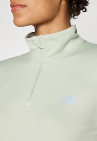 New Balance ESSENTIALS SPACE DYE QUARTER ZIP - Hosszú ujjú felső - garter snake