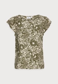 Blusa de manga corta en verde oliva con un patrón de flores y hojas en crema, cuello redondo y corte relajado.